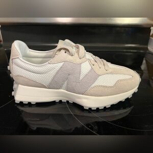 New Balance 327 New Women’s 9 White and Lt Grey